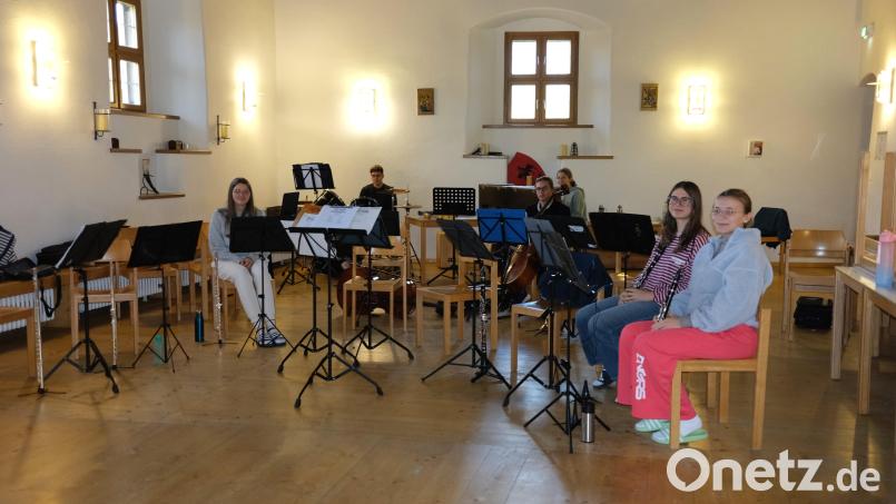 Der Rittersaal der Burg Trausnitz wird gerne für Workshops und Konzerte genutzt. Zuletzt bereiteten sich die Konzertmitglieder des Ortenburg-Gymnasiums Oberviechtach auf einen Auftritt vor. Künftig sollen in diesem historischen Raum auch Trauungen stattfinden können. Bild: Rudolf Hirsch