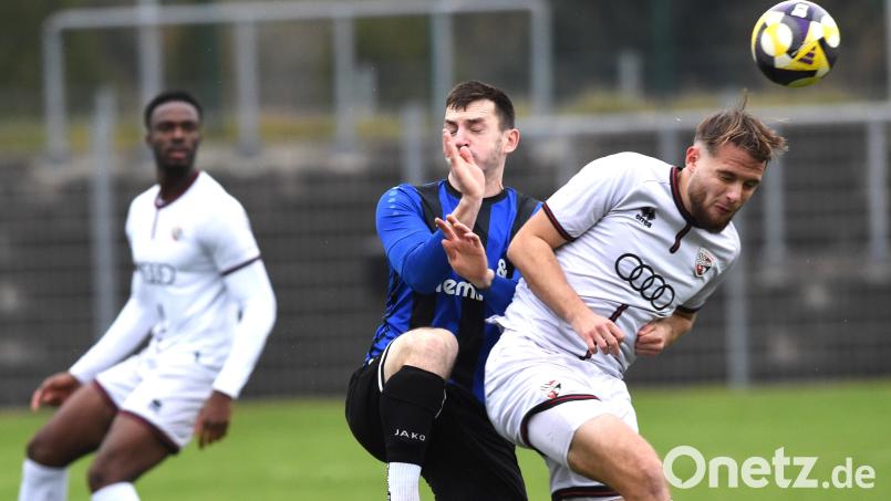Patryk Bytomski (blaues Trikot) im Zweikampf mit einem Ingolstädter: In der vergangenen Saison endeten die Vergleiche zwischen der SpVgg SV Weiden und dem FC Ingolstadt II jeweils mit 3:0-Siegen für die Gastmannschaft. Diesmal wollen sich die Weidener zu Hause keine Blöße geben. Bild: Gerhard Büttner