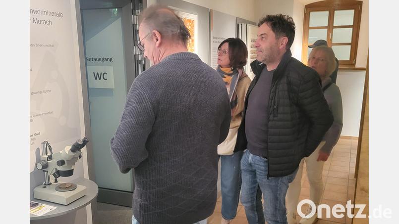Teilnehmer des Escape-Spiels im Doktor-Eisenbarth-Museum lösen Rätsel, um eine Goldkette zu finden. Bild: Christoph Ahlemeyer