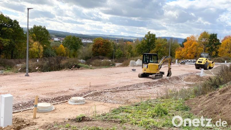 Die Erschließungsarbeiten im neuen Baugebiet "Am Köblitzbach" sollen noch heuer abgeschlossen werden. Bild: Claudia Völkl