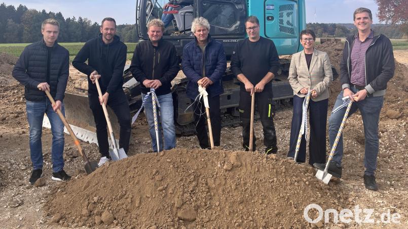 Stefan Faderl (Faderl Bau, von links), Andreas Dötterl (Dötterl & Hahn), Bernhard und Johannes Hüttner, Christian Kuhn (Holzbau Kuhn), Bundestagsabgeordnete Susanne Hierl und Bürgermeister Martin Fleischmann freuen sich über den Start des neuen Heizhauses. Bild: Regina Kießling