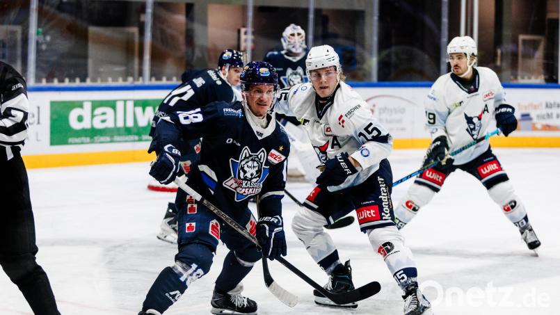 Szenen aus der Partie der Blue Devils Weiden gegen die Kassel Huskies. Die Weidener gewannen auswärts gegen den Favoriten furios mit 5:1. Bild: Jan-Malte Diekmann