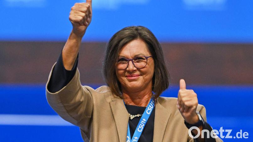 Gerührt und froh reagierte Ilse Aigner auf dem Parteitag auf den großen Rückhalt. Die 61-Jährige wird derzeit als Kandidatin der Union für das Amt des Bundespräsidenten gehandelt. Bild: Peter Kneffel/dpa