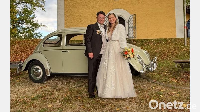 Selina Meisel und Sebastian Winter heirateten in der Magdalenenkirche in Ranna. Mit dem 60 Jahre alten VW-Käfer ging es zur weltlichen Feier. Bild: Helga Meisel