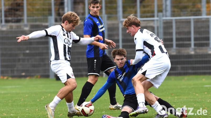 Adria Hoti (Mitte) gegen zwei Ingolstädter. Bild: Gerhard Büttner