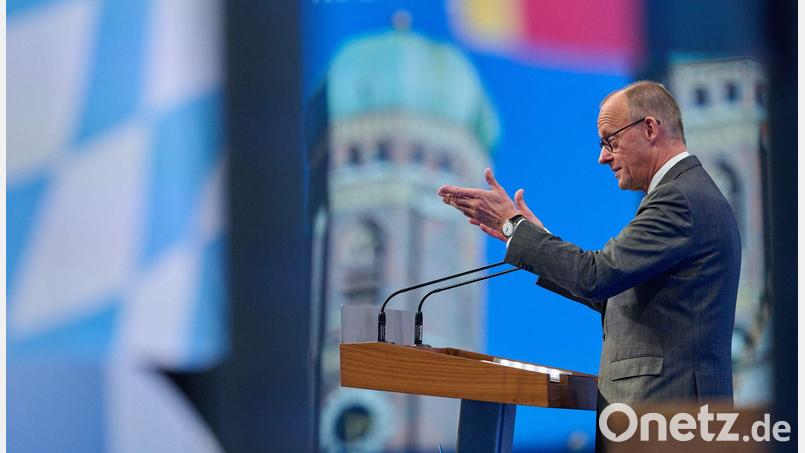 Friedrich Merz sagt in seiner Rede: „Wir müssen unsere Wirtschaft wieder auf Wachstumskurs bringen.“ Bild: Peter Kneffel/dpa
