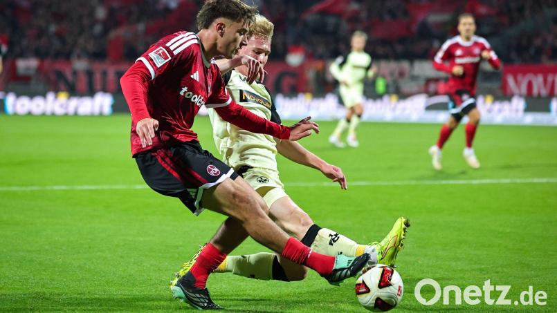 Nürnbergs Fernandez (vorne) im Zweikampf mit Kaiserslautern-Profi Haas. Bild: Daniel Karmann/dpa