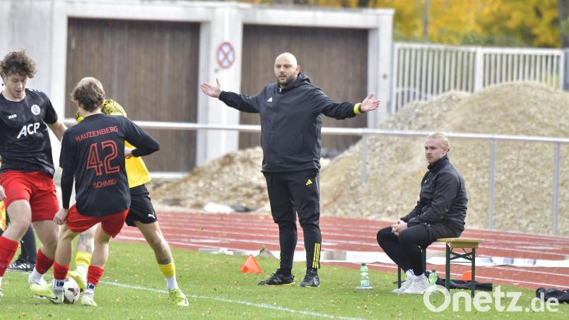 Dirigent an der Linie: Erkan Kara, Trainer des FC Amberg, zeigte sich nach der Niederlage gegen Sturm Hauzenberg nicht unzufrieden mit der Leistung seiner Mannschaft. Kritik übt er allerdings am Schiedsrichter. Bild: Hubert Ziegler