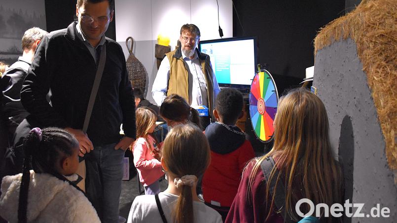 Die Kinder durften unter anderem im Fischereimuseum an einem Glücksrad drehen. Bild: Ulla Britta Baumer