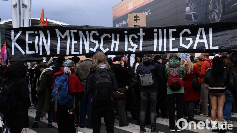 Über 700 Menschen demonstrieren am Münchner Flughafen. Bild: Felix Hörhager/dpa