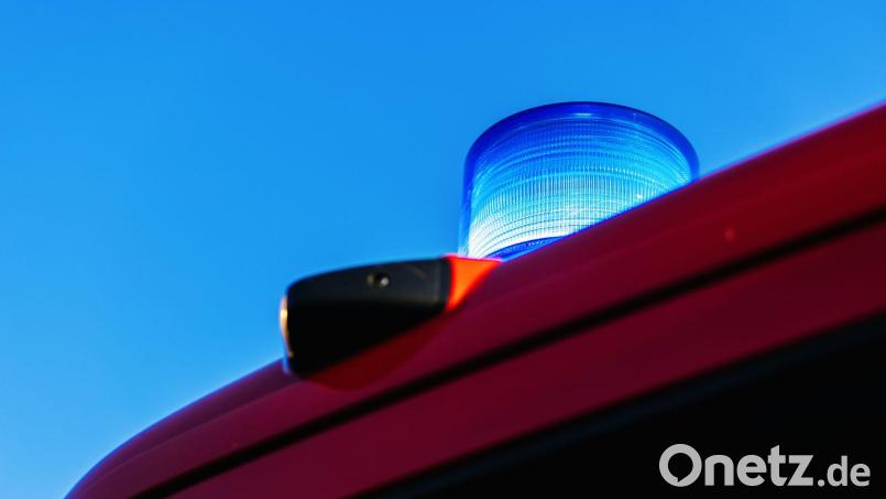 Mit Booten richtete die Freiwillige Feuerwehr eine Ölsperre ein. (Symbolbild) Bild: Philipp von Ditfurth/dpa