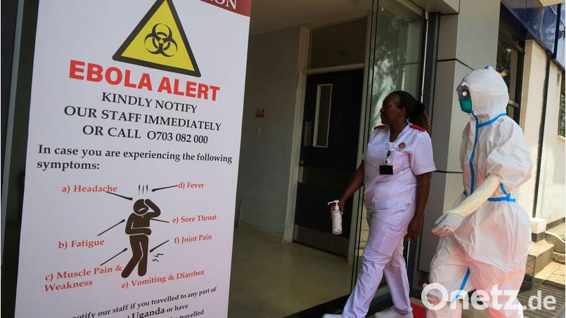 Medizinisches Personal geht vor einer Ebola-Isolationsstation im Nairobi Hospital. (Archivbild) Bild: Andrew Kasuku/AP/dpa