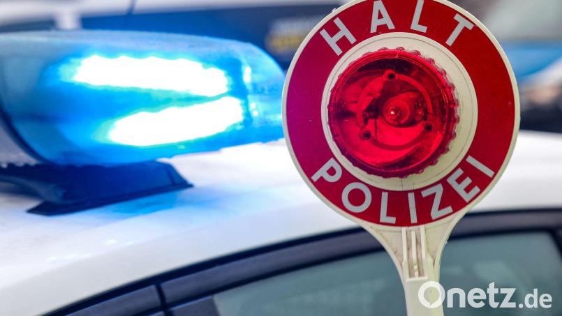 Die Polizeikontrolle eskalierte und der Mann griff die Beamten an. (Symbolbild) Bild: Jan Woitas/dpa