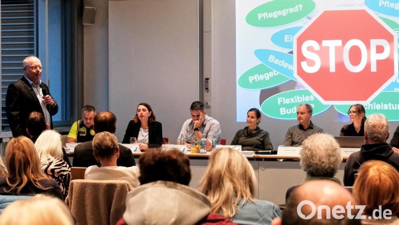Referent Ralph Pittack unterstützte seinen Vortrag vor dem vollbesetzten Saal und dem interessierten Podium durch Präsentationsfolien. Bild: Peter Ringeisen