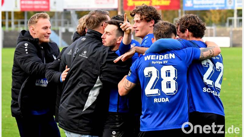 Party ohne Ende: Die Weidener Spieler feiern Patryk Bytomski (Mitte) nach dessen Siegtreffer in der vierten Minute der Nachspielzeit. Bild: Werner Franken