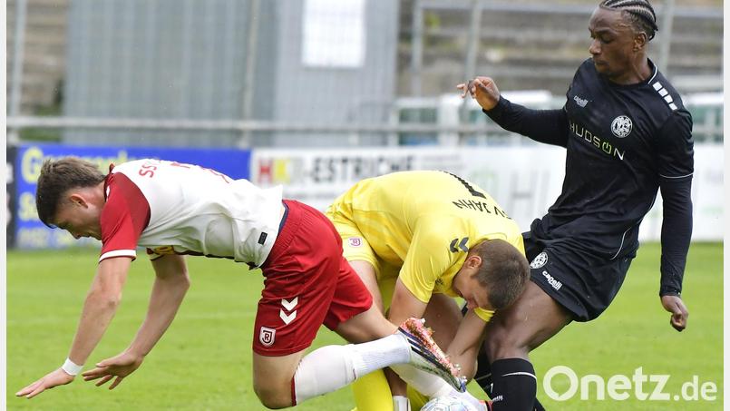 Jeanpaul Ajala-Alexis (rechts, Szene aus einem früheren Spiel) und die DJK Gebenbach konnten am Freitagabend einen Punkt beim torlosen Unentschieden gegen den Regionalliga-Absteiger aus Aschaffenburg holen. Zum großen Befreiungsschlag reicht das allerdings noch nicht. Archivbild: Hubert Ziegler