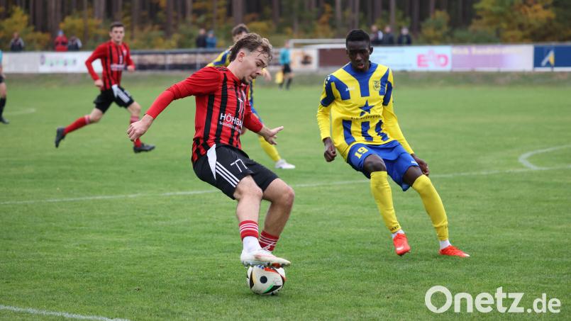 Paul Fenzl (links) brachte den SC Luhe-Wildenau auf die Siegerstraße. Der Sportclub besiegte den SV Wenzenbach mit 2:0. Bild: Dieter Jäschke
