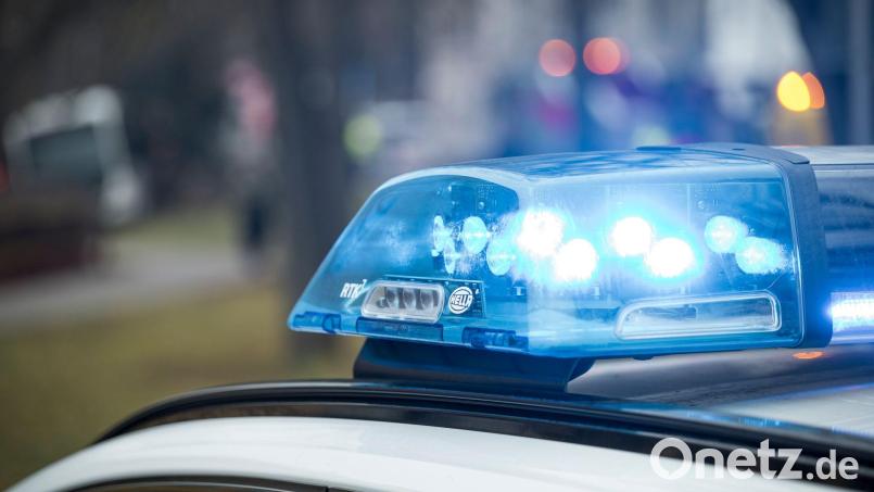 Die Polizei holt die Frau vom Mittelstreifen weg. (Symbolbild) Bild: Daniel Vogl/dpa