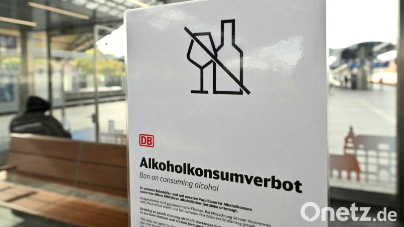 Seit dem 15. Oktober darf bundesweit an allen Bahnhöfen der Deutschen Bahn kein Alkohol mehr getrunken werden (Archivbild vom 15.10.). Bild: Martin Schutt/dpa