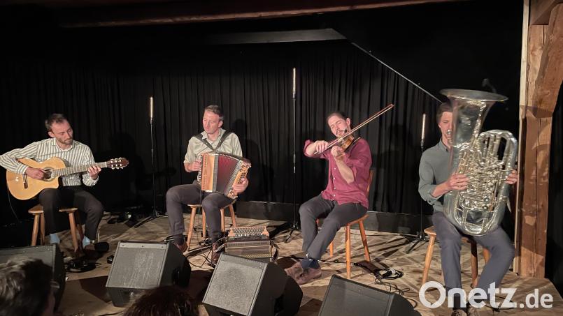Die Münchener Band "Maxjoseph" mit Georg Unterholzner, Andreas Winkler, Nathanael Turban und Florian Mayrhofer (von links) begeisterte das Schafferhof-Publikum mit einem außergewöhnlichen Konzert. Bild: Hans Prem