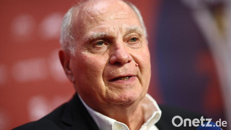 Uli Hoeneß macht sich Sorgen um Bayern-Trainer Vincent Kompany. (Archivbild) Bild: Christian Charisius/dpa