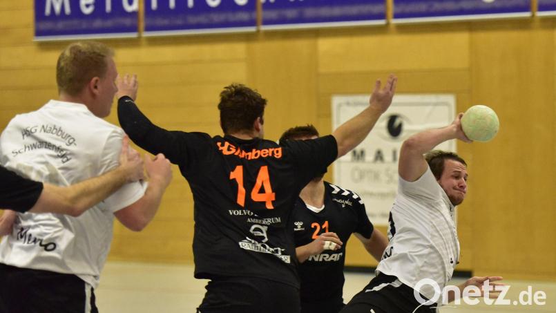 Die Handballer der HSG Nabburg/Schwarzenfeld (weiße Trikots) besiegten die HG Amberg mit 34:31. Bild: Hans Mark
