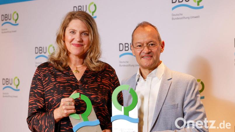 Die Klimajuristin Roda Verheyen und der Membranfilter-Ingenieur Klaus Vossenkaul haben den diesjährigen Deutschen Umweltpreis erhalten. Bild: Thomas Banneyer/dpa