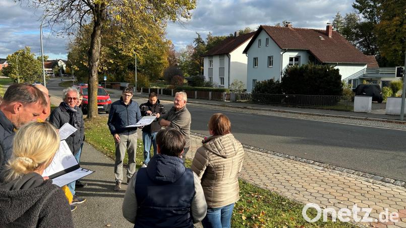 Die Lärmbelästigung durch den Durchgangsverkehr sorgt bei den Anwohnern der Weidener Straße in Altenstadt bei Vohenstrauß immer wieder für Ärger. Der Verkehrsausschuss kann jedoch mit einem Tempolimit nicht dienen. Laut bayerischem Innenministerium sollten Hauptverkehrsstraßen primär dem zügigen Verkehrsfluss dienen. Bild: ck