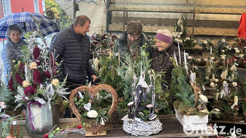 Allerheiligen kann kommen. Am Kirchweihsonntag wird, auch dem Regen zum Trotz, traditionell für das bevorstehende Fest eingekauft, um die Gräber der Angehörigen zu schmücken. Bild: Bernhard Dobmayer