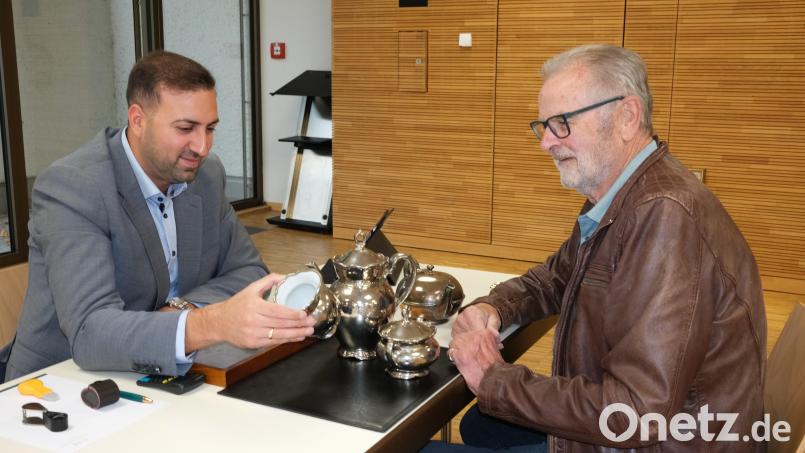 Herbert Graßl (rechts) ließ sein Kaffeeservice schätzen. Er bedankte sich bei Joshua Bamberger (links) für die kostenlose Expertise und packte das Silbergeschirr wieder ein. Bild: Rudolf Hirsch