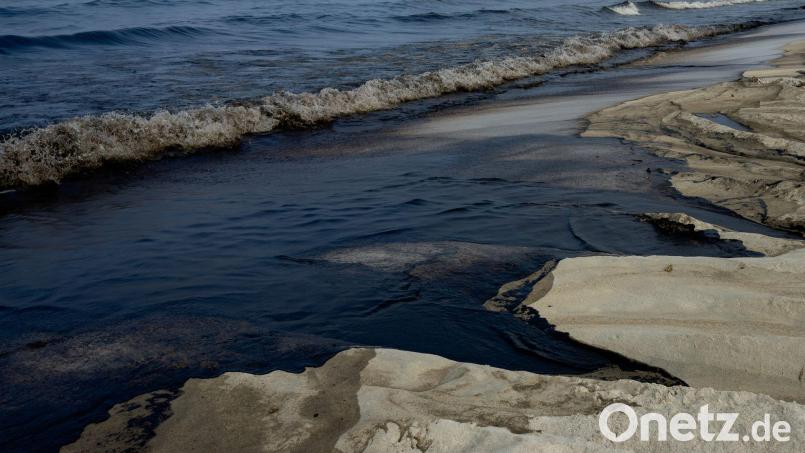 Das Öl eines Tankers wurde bis an die emiratischen getragen. Bild: UGC/AP/dpa