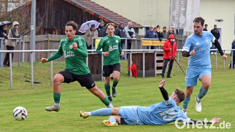 Der SV Mitterteich besiegte am Samstag den TSV Obernsees mit 3:0. Hier zieht der Mitterteicher Pascal Höcht an Hannes Brendel vorbei. Bild: Rudi Gebert