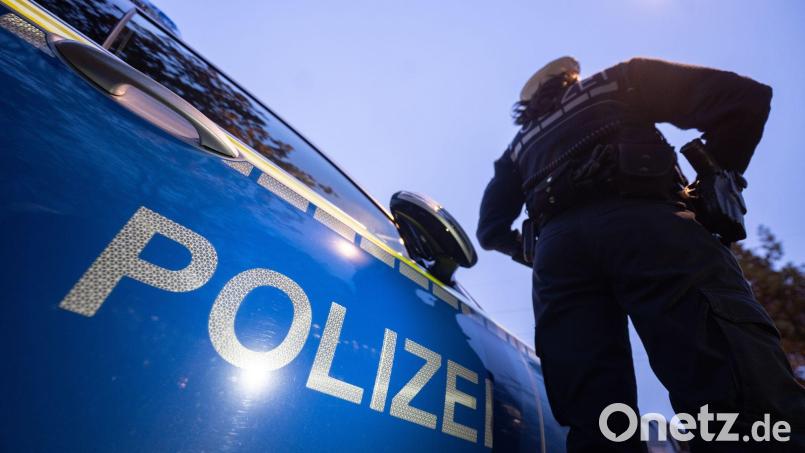 Zwei Polizeibeamte wurden bei der Kontrolle leicht verletzt. (Symbolbild) Bild: Marijan Murat/dpa
