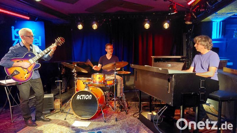 Das "Lorenzo Petrocca Organ Trio" begeisterte die Gäste im „Bistrot Paris“. Bild: Helmut Kunz