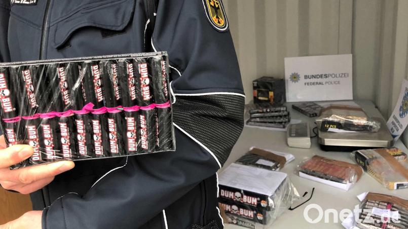 Grenzpolizisten haben bei Kontrollen im Raum Waldsassen 564 Feuerwerkskörper und drei verbotene Waffen sichergestellt. Symbolbild: Gregor Bauernfeind/dpa