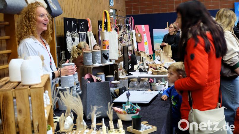 Das vielseitige Angebot macht den Reiz der Hobbykunst-Ausstellung aus. Und ein Gespräch mit den Kunsthandwerkerinnen und -handwerkern geht auch immer. Bild: Sylvia Wallinger