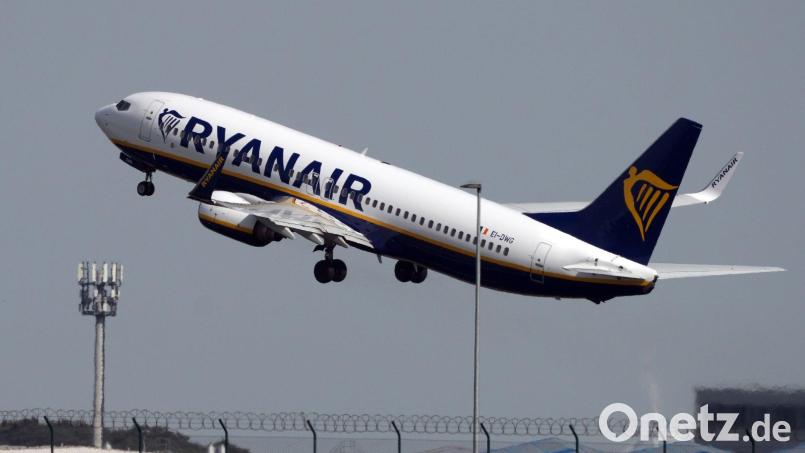Ryanair streicht seine Basis am Hauptstadtflughafen BER erheblich zusammen. (Archivbild) Bild: Soeren Stache/dpa