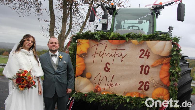 Stolz präsentieren sich Felicitas und Niko Schedl neben dem großen Fendt-Traktor, der als "Hochzeitsauto" dient. Bild: Konrad Rosner
