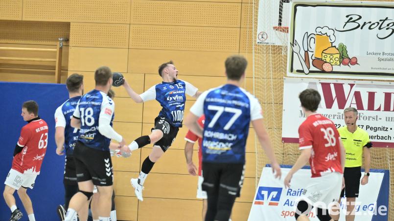 Die SG Auerbach/Pegnitz (blaue Trikots) besiegte den HC Sulzbach am Samstagabend mit 42:30. Bild: Hubert Ziegler