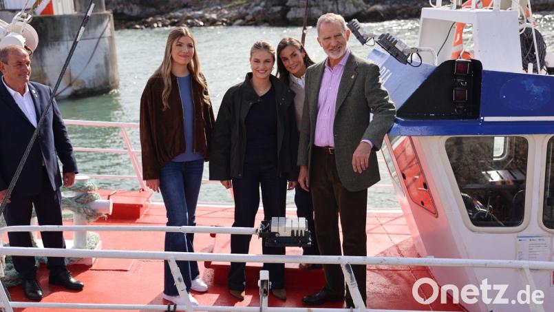 Spaniens Königin Letizia ist bei einem Besuch im nordspanischen Llanes auf einem Fischerboot ausgerutscht. Bild: Raúl Terrel/EUROPA PRESS/dpa