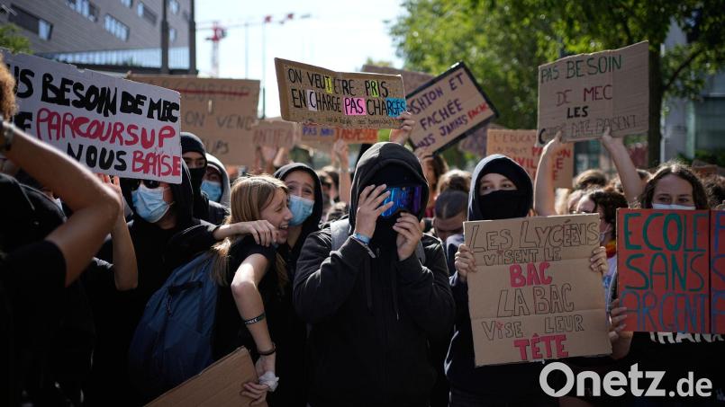 Seit Wochen demonstrieren die Schülerinnen und Schüler (Archivbild). Bild: Laurent Cipriani/AP/dpa