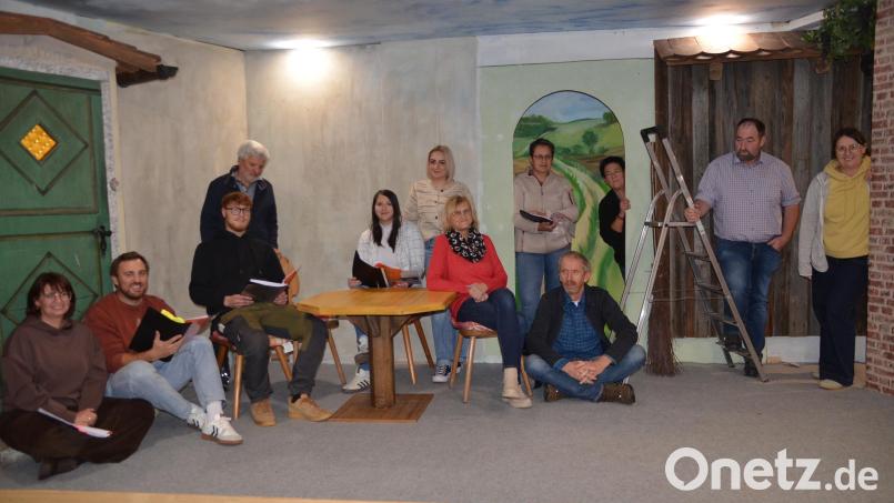 Die Proben der Kastler Laienspielgruppe für ihr neues Theaterstück "Schlag auf Schlag" laufen auf Hochtouren. Die Premiere ist am Samstag, 14. November, im Saal des Schützenhauses. Bild: Arnold Koch