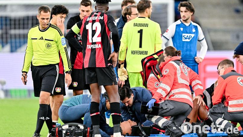 Badé wurde verletzt vom Feld getragen. Bild: Uwe Anspach/dpa