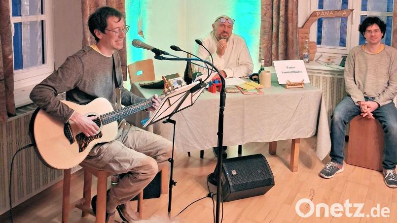 Eine Lesung mit Sebastian Thomann, musikalisch untermalt von den Brüdern Markus (links) und Tobias Raith rundete die Feierlichkeiten ab. Bild: Johann Bauer