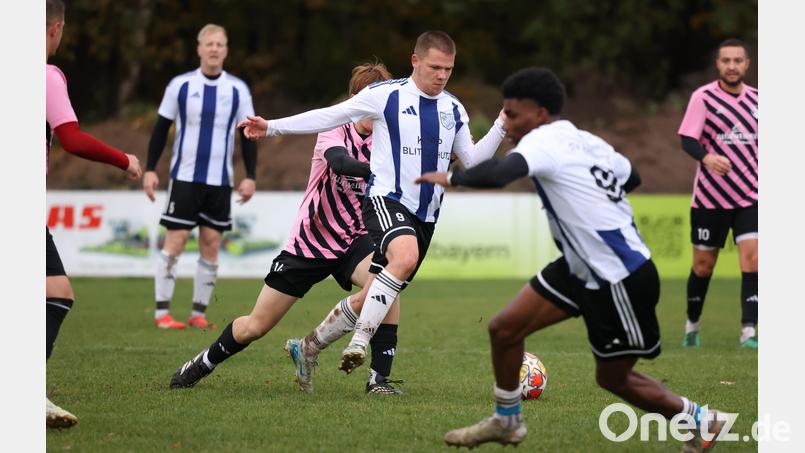 Der Altenstädter Stürmer Fabian Zaus (Mitte) in Aktion. Wie sein Teamkollege Vehbi Zogaj erzielte Zaus beim souveränen 5:0-Heimsieg gegen Schlusslicht SC Eschenbach zwei Tore. Bild: Dieter Jäschke