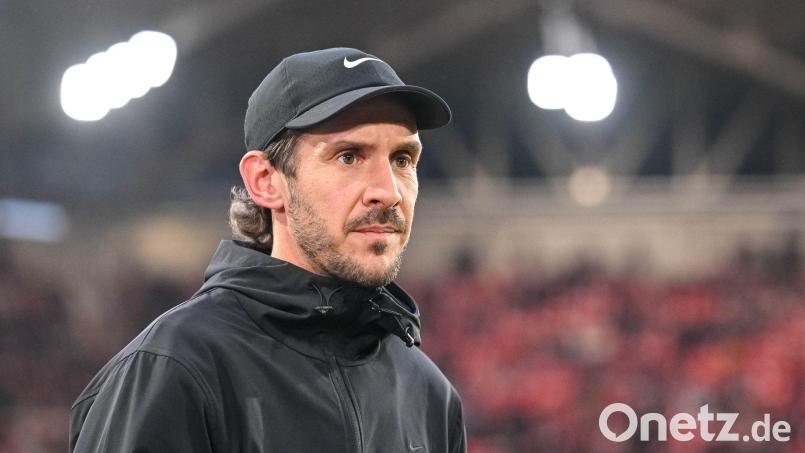Nachdenklich: Freiburgs Trainer Julian Schuster. Bild: Harry Langer/dpa
