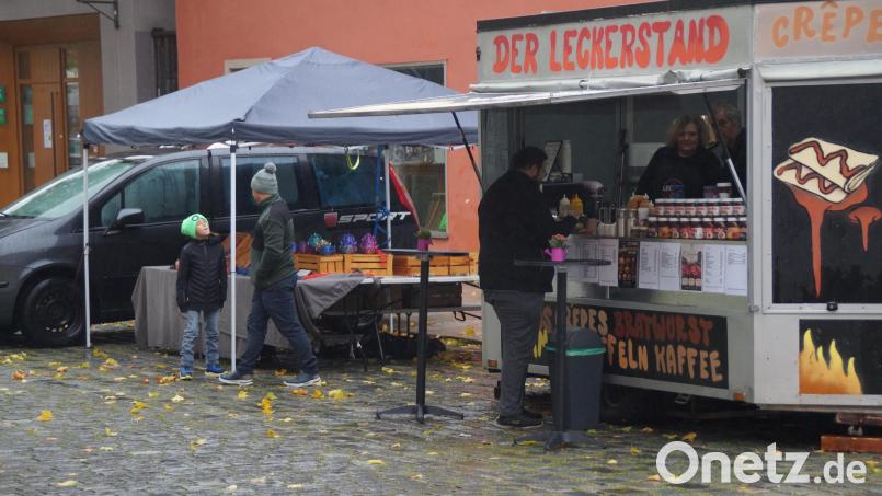 Bei Regen und kühlen Temperaturen machte es keinen Spaß am Sonntag über den Marktplatz zu bummeln, zumal auch nur ein wenig geboten war. Bild: Elfriede Weiß
