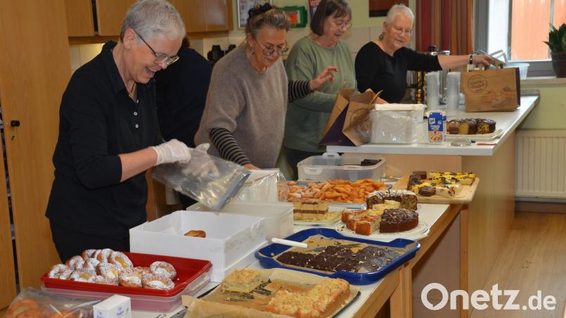 Kuchenbacken für den guten Zweck, das kommt an. Die unterschiedlichsten Backwerke wurden ins Gemeindehaus geliefert. Bild: Bernhard Dobmayer