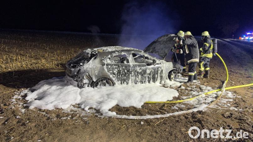 Ein 53-Jähriger ist mit seinem Auto an der Kreuzung der B 299 und B 14 bei Hahnbach verunglückt. Bild: Polizeiinspektion Sulzbach-Rosenberg
