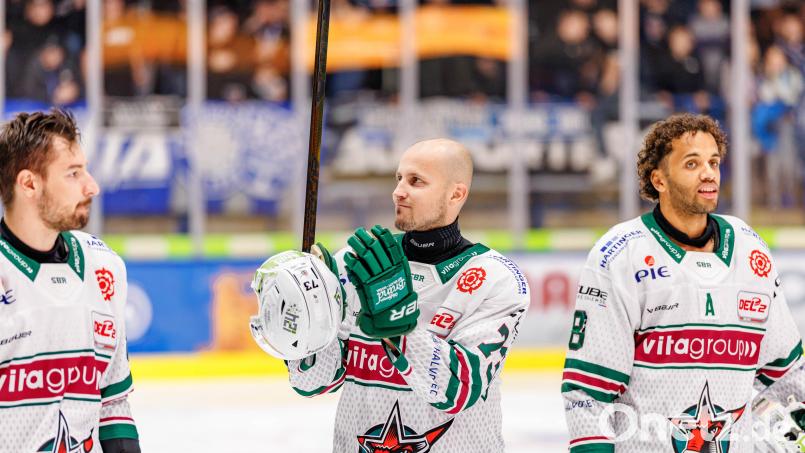 Der Ex-Weidener Tomas Rubes (Mitte) bekommt bei den Starbulls Rosenheim einen neuen Trainer. Bild: Werner Moller